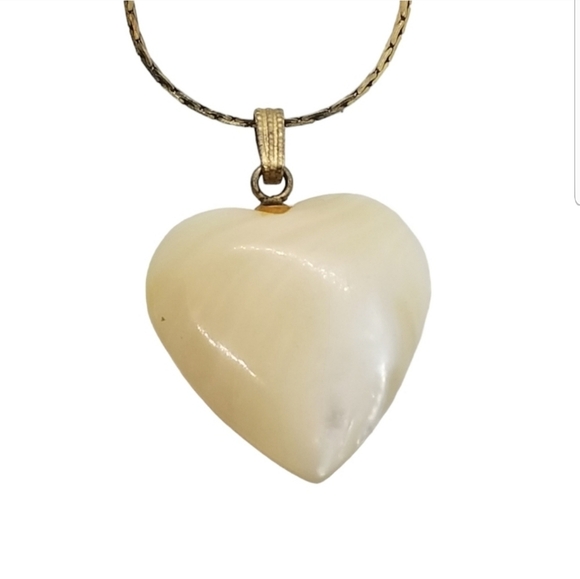 VINTAGE CARVED MOTHER OF PEARL HEART PENDANT & GOLDTONE CHAIN NECKLACE - Picture 5 of 6